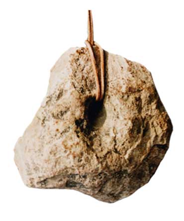 Quarzit, geschlagen, gebohrt und genutzt, 10,8 x 10,3 cm