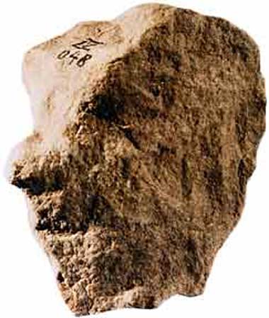 IV 048 leicht gedreht, 2 Masken
Quarzit,
8,5 x 7,6 cm